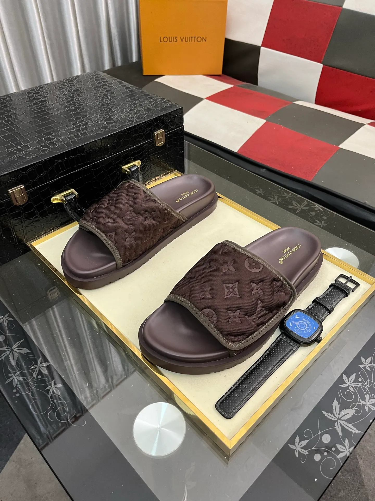 Men's men's shoes💰320⌚️⌚️[Louis Vuitton LV slippers] (high-end cowhide) counter 1:1 fashion style summer must-have! The designer used LV’s iconic outsole. The original simple slippers instantly become fashionable! The upper is made of flexible special cowhide leather straps alternately, and the workmanship is exquisite! A must-have for stylish men in summer, size 38-44